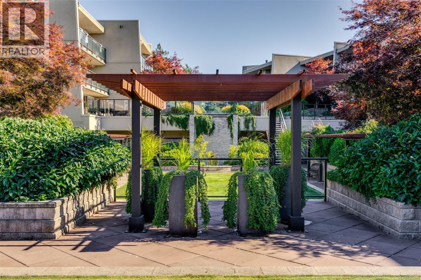 202 1419 Stadacona Avenue, Victoria
