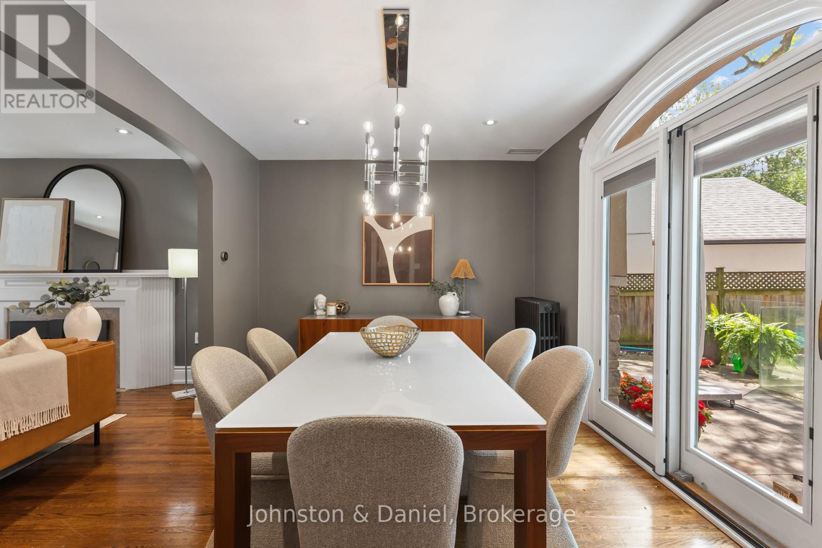 77 LAWRENCE CRESCENT - 19
