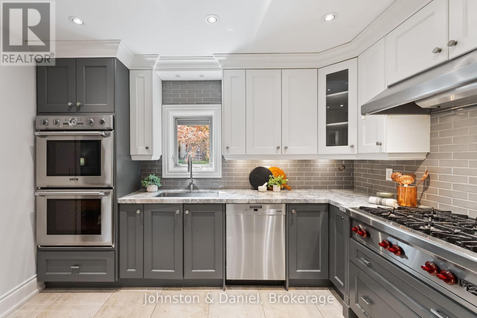77 LAWRENCE CRESCENT - 20