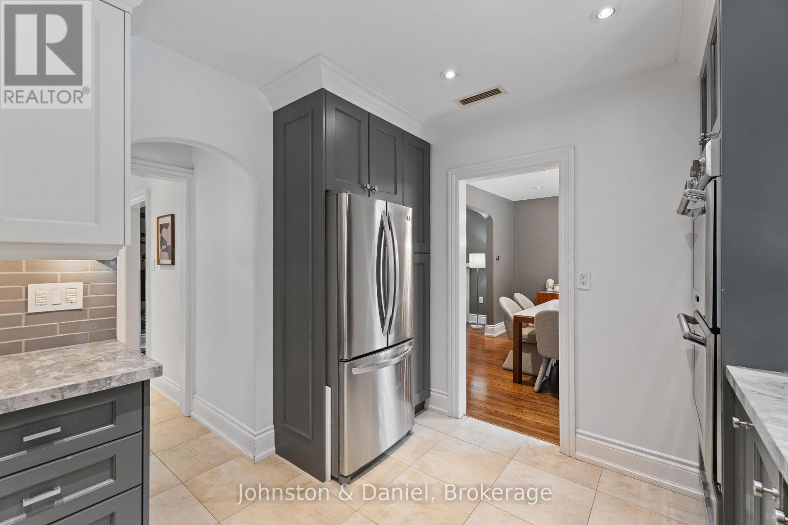 77 LAWRENCE CRESCENT - 23