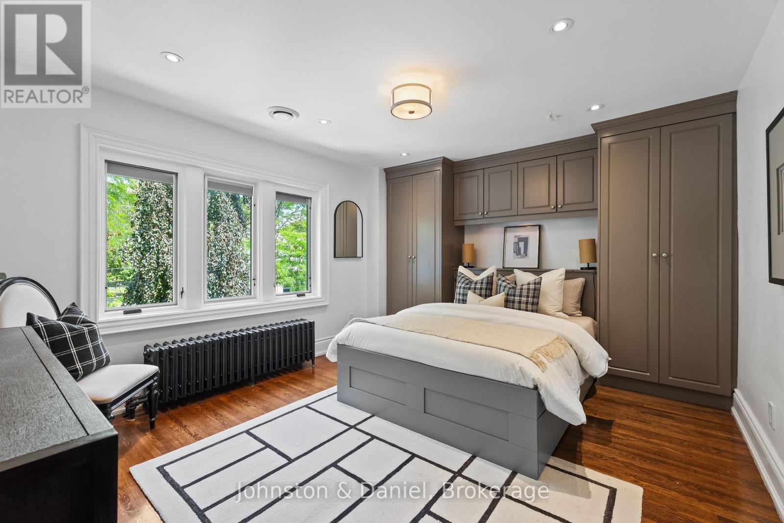 77 LAWRENCE CRESCENT - 25