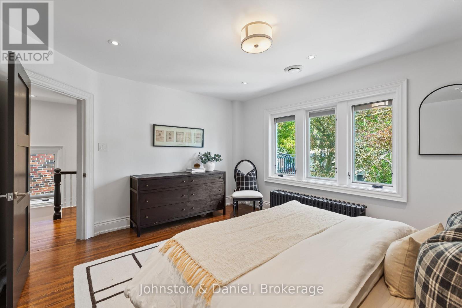 77 LAWRENCE CRESCENT - 26