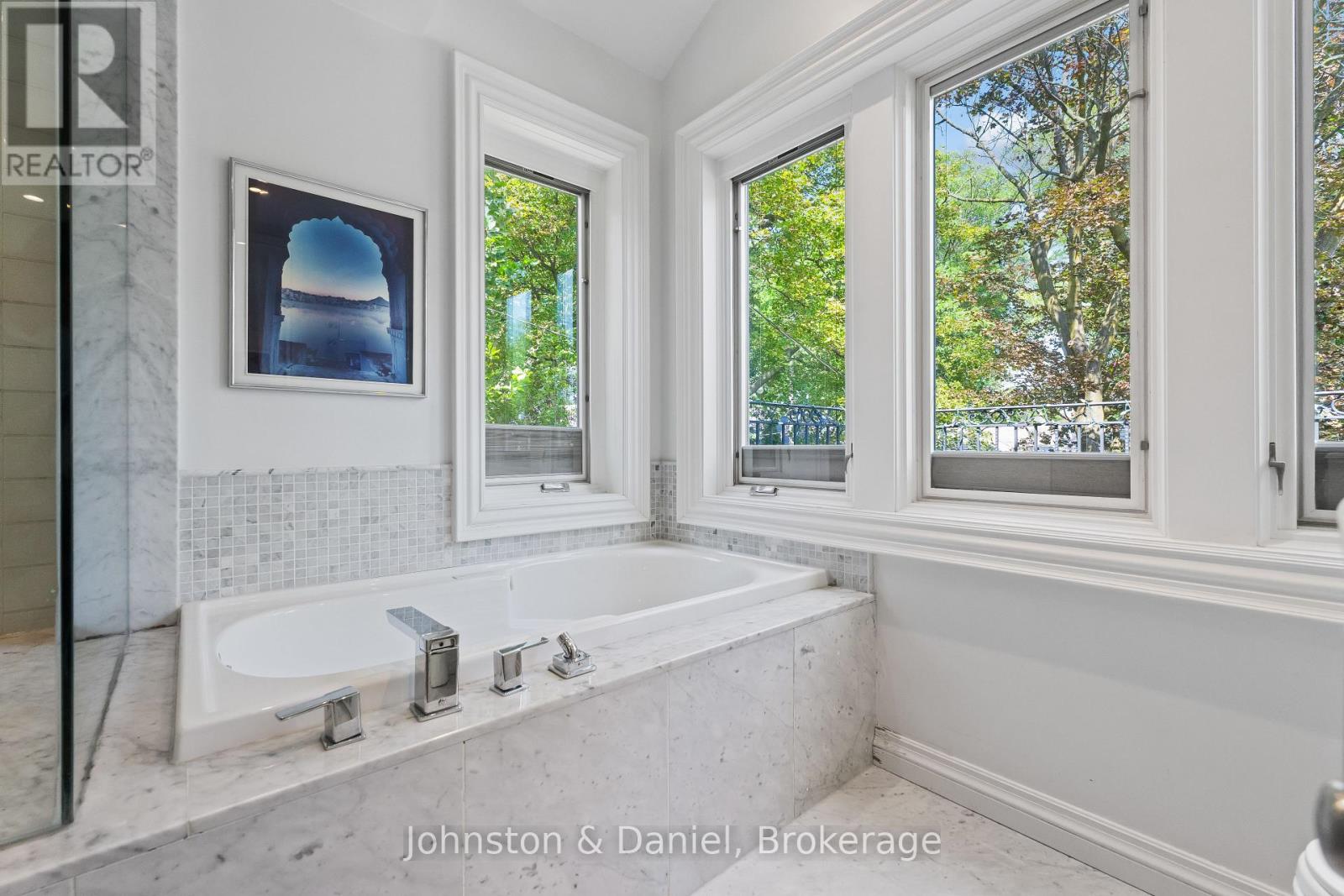 77 LAWRENCE CRESCENT - Image 29