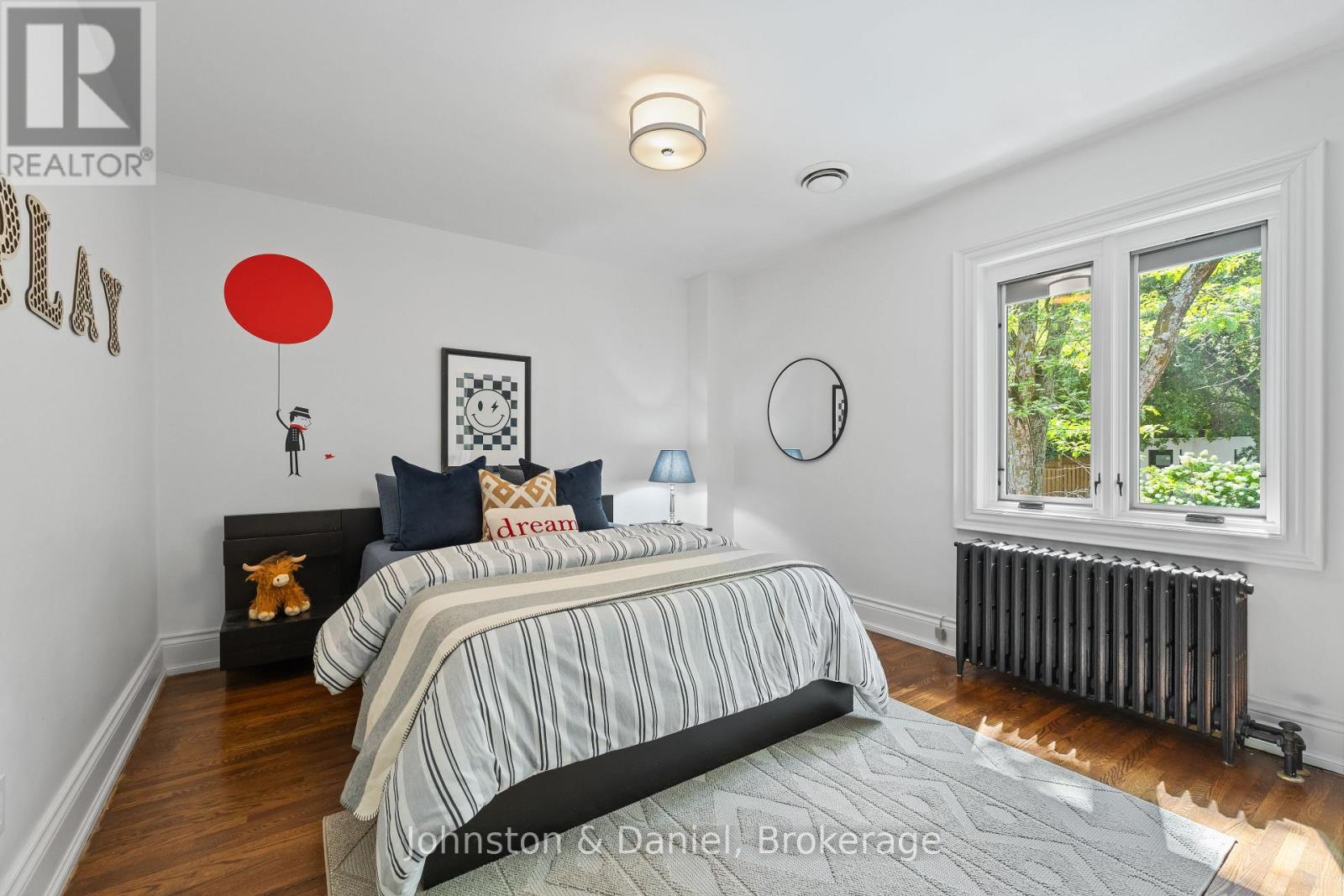 77 LAWRENCE CRESCENT - Image 31