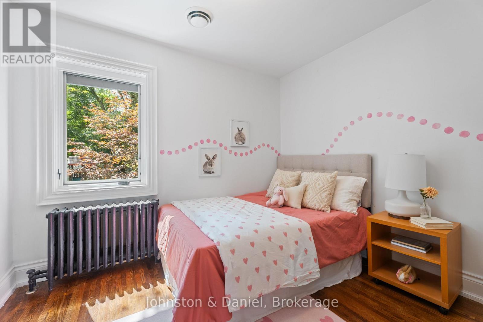 77 LAWRENCE CRESCENT - Image 32