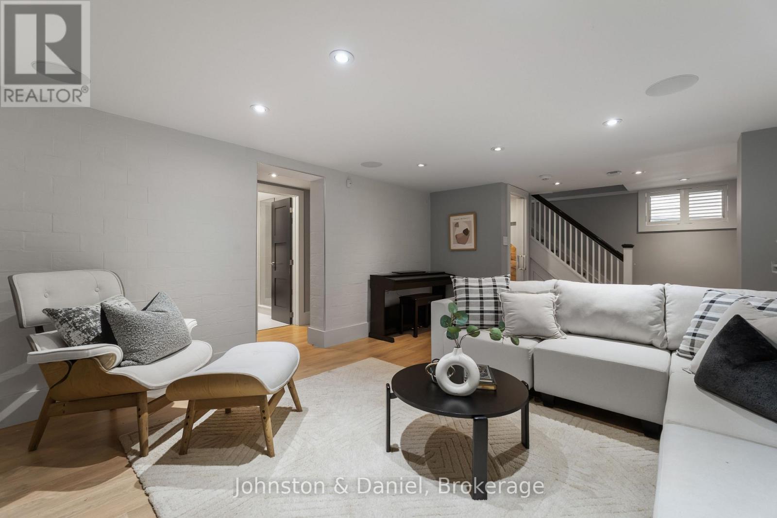 77 LAWRENCE CRESCENT - Image 34