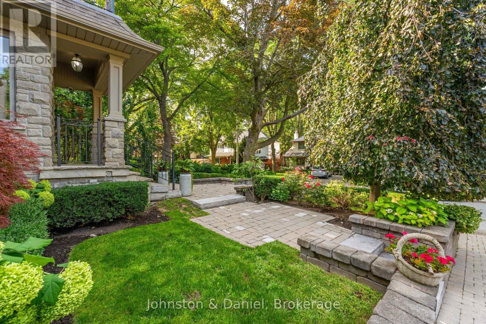 77 LAWRENCE CRESCENT - 4