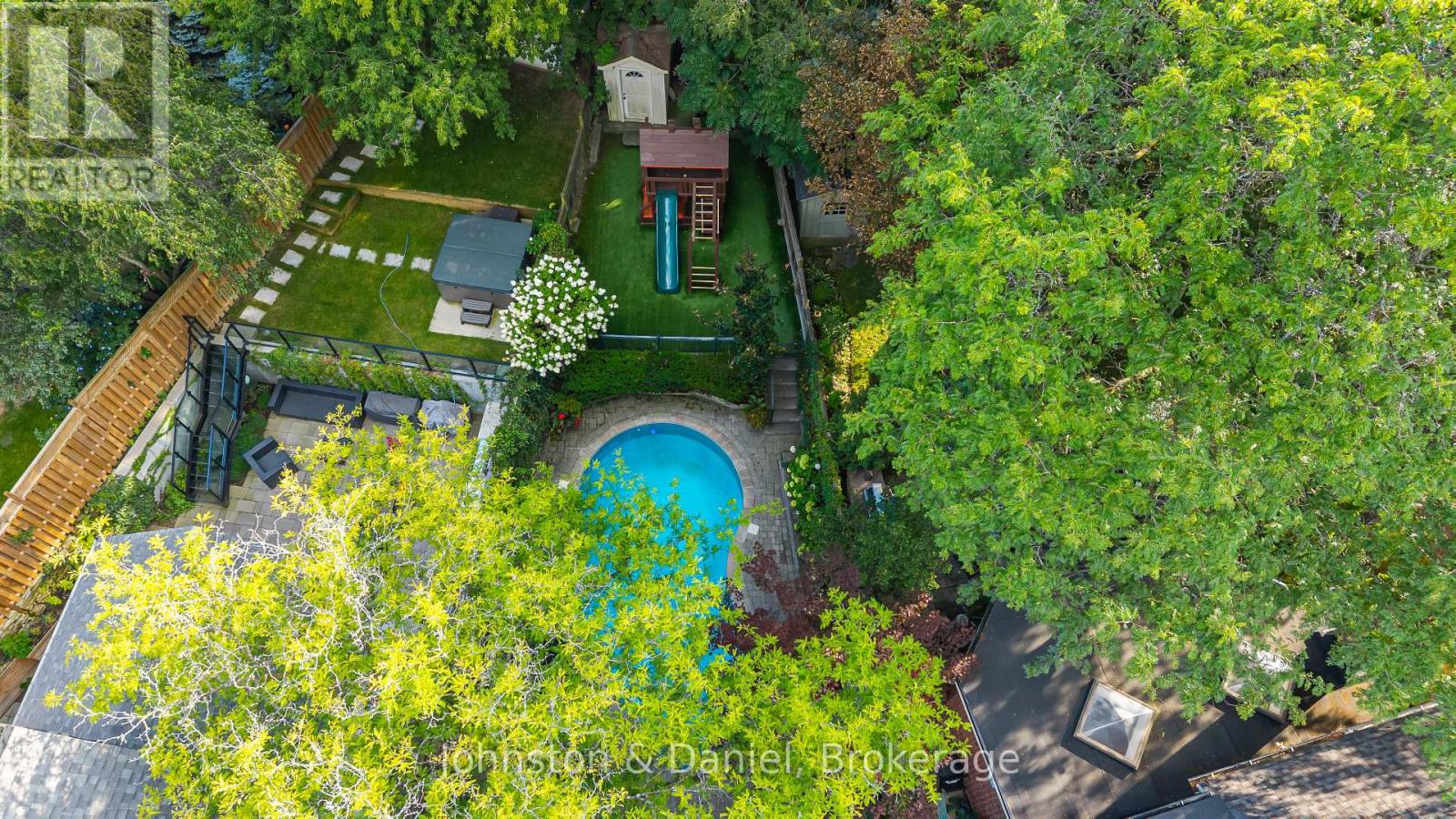 77 LAWRENCE CRESCENT - 44