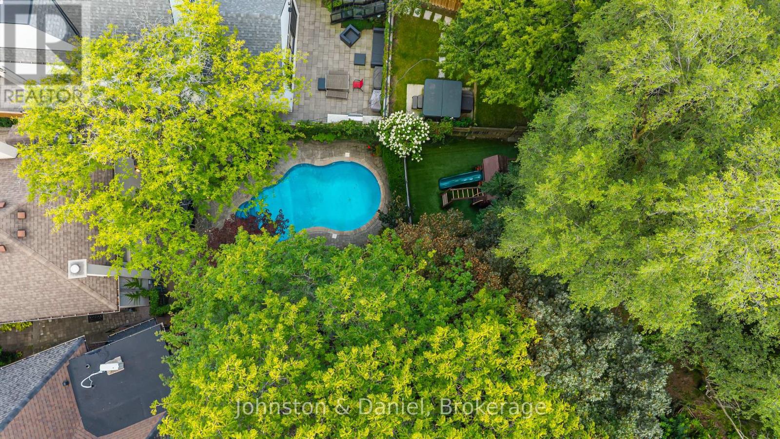 77 LAWRENCE CRESCENT - 45
