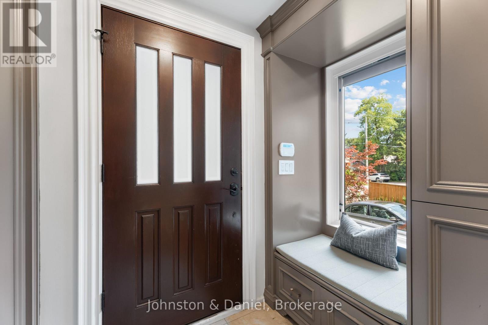 77 LAWRENCE CRESCENT - 8