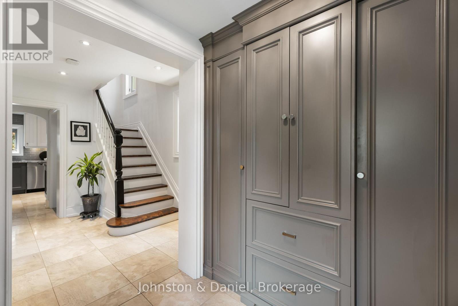 77 LAWRENCE CRESCENT - 9