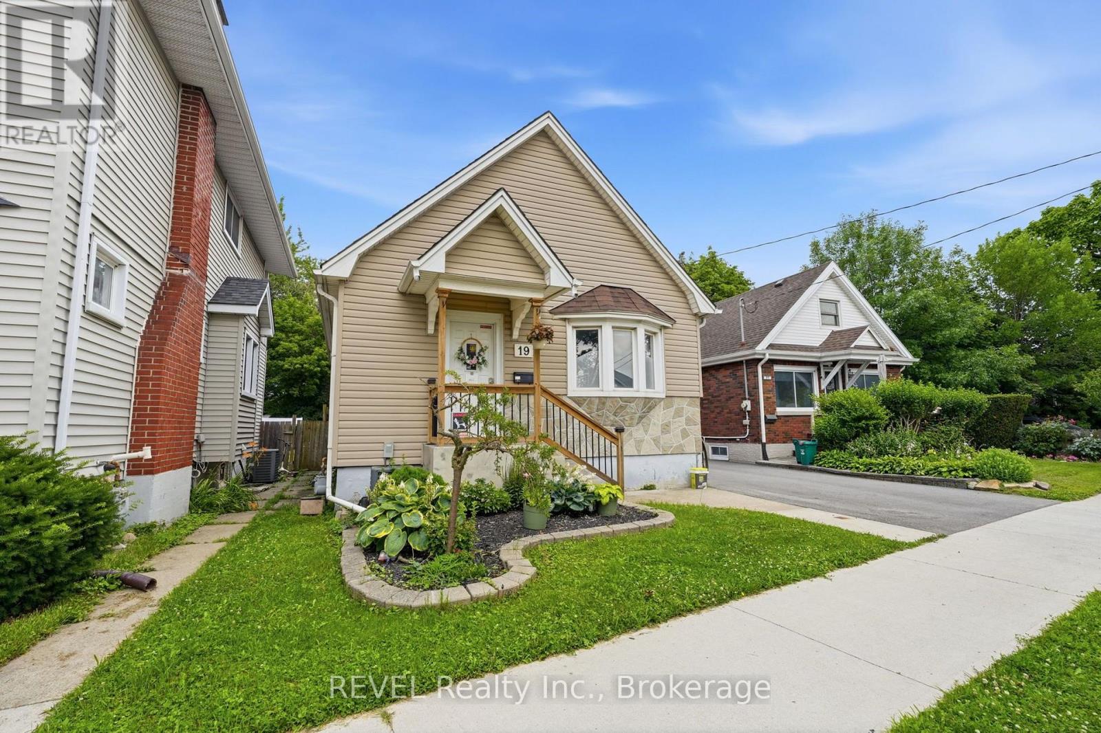 19 LEEPER STREET, St. Catharines (Western Hill) — photo 2