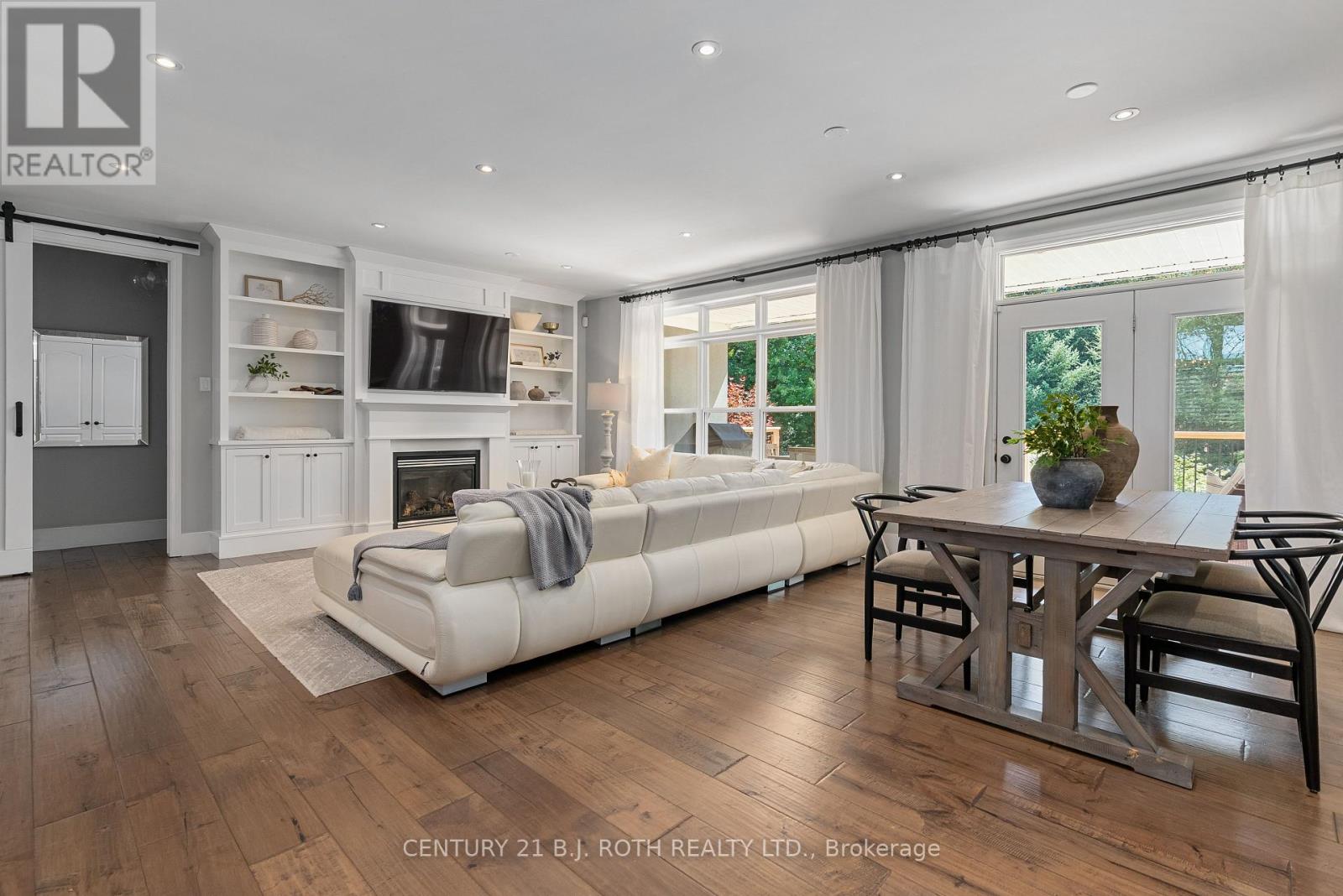 42 LILAC LANE - 8