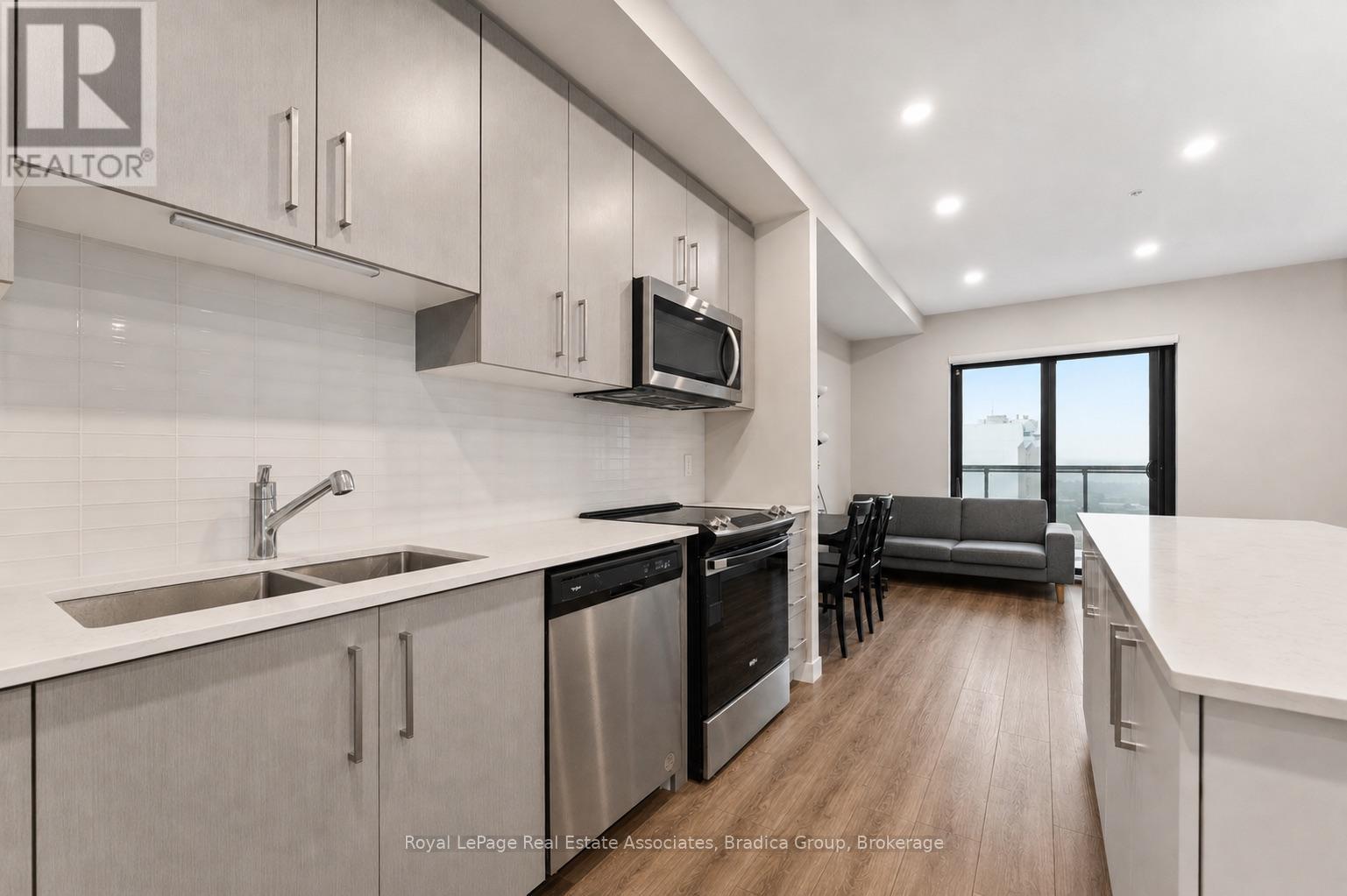 #1111 15 QUEEN STREET S - 13