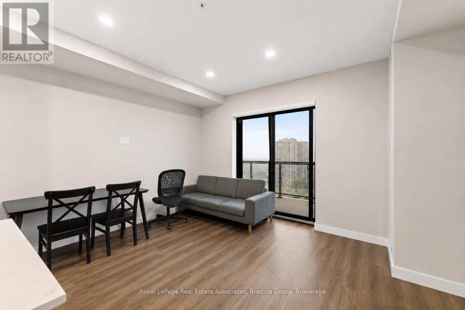 #1111 15 QUEEN STREET S - 9