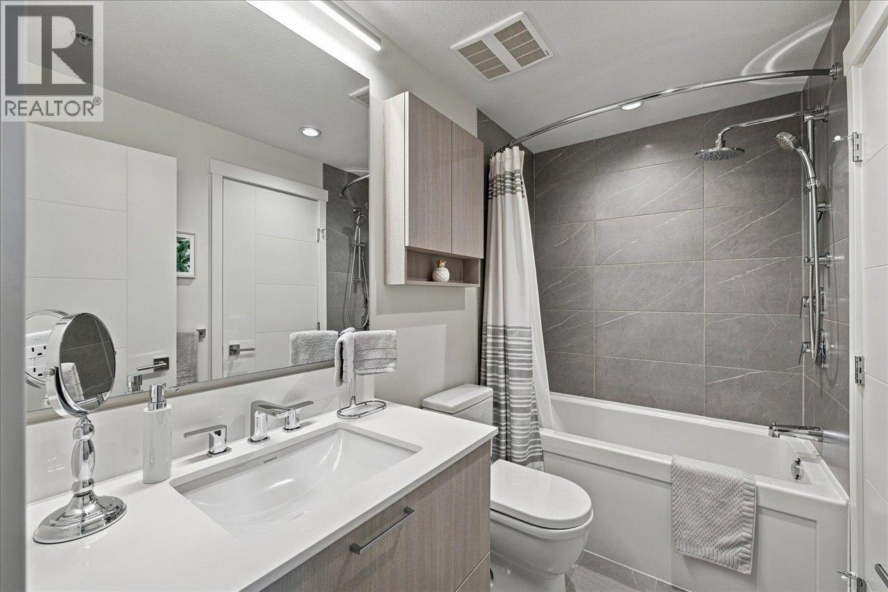 601 707 COMO LAKE AVENUE, Coquitlam