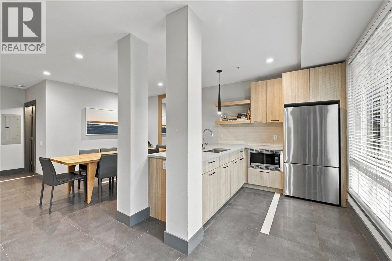 601 707 COMO LAKE AVENUE, Coquitlam