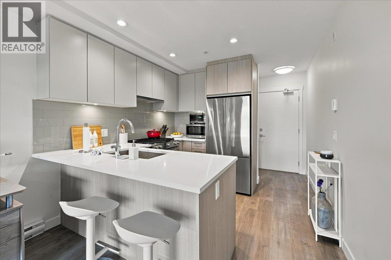 601 707 COMO LAKE AVENUE, Coquitlam