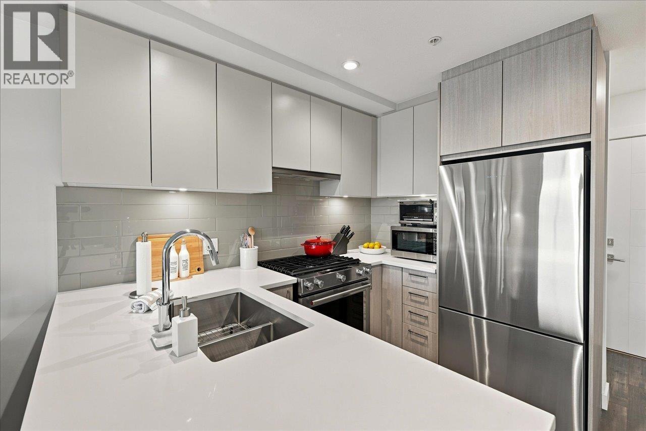 601 707 COMO LAKE AVENUE, Coquitlam