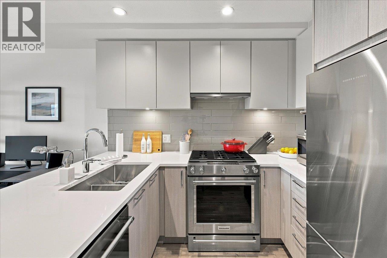 601 707 COMO LAKE AVENUE, Coquitlam
