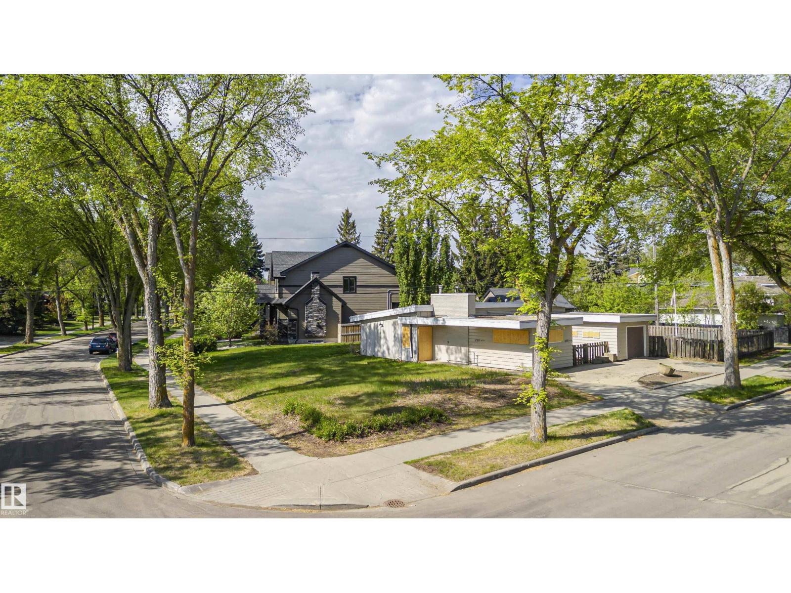 9788 146 St NW photo 4 — MLS® E4507588