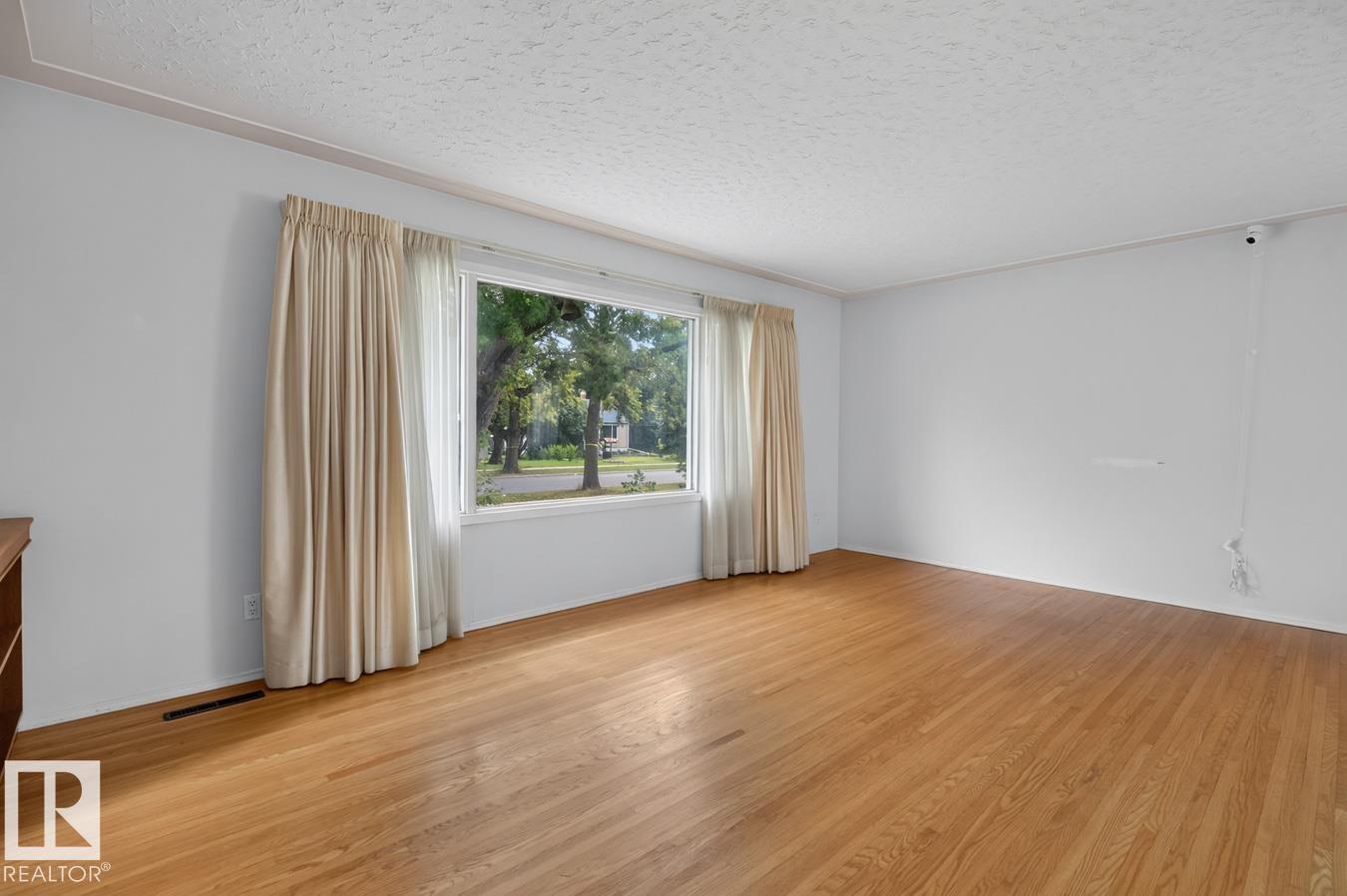 12424 77 ST NW - 8