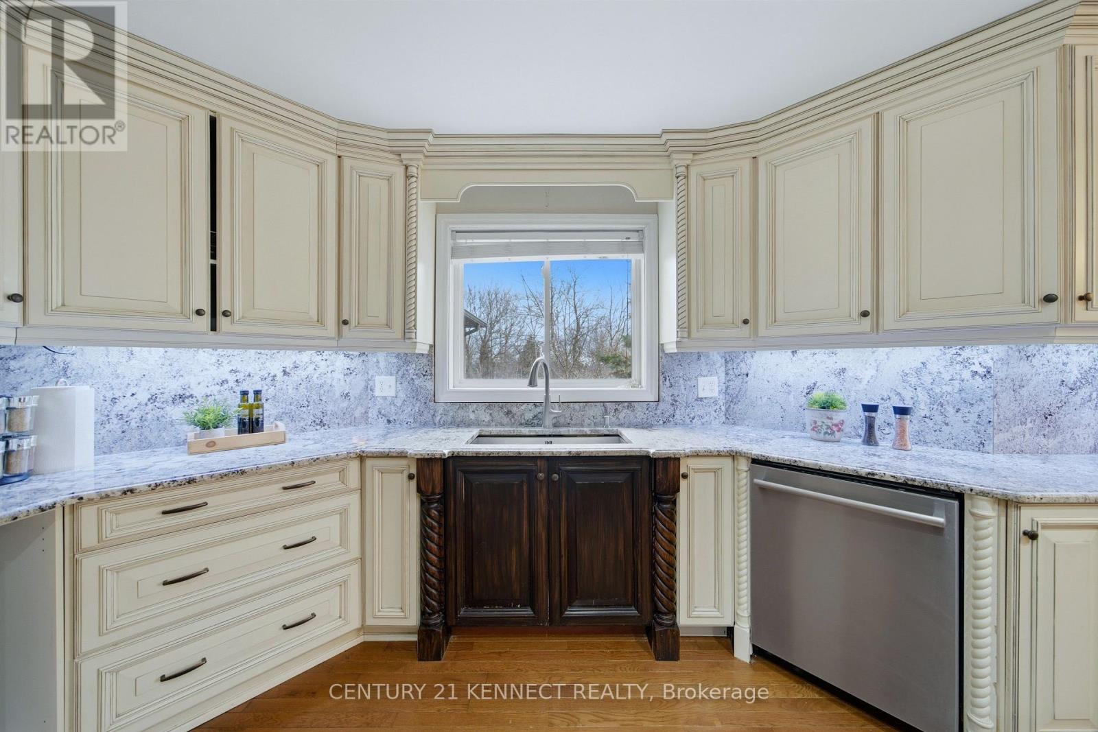 6 LAING COURT - 22