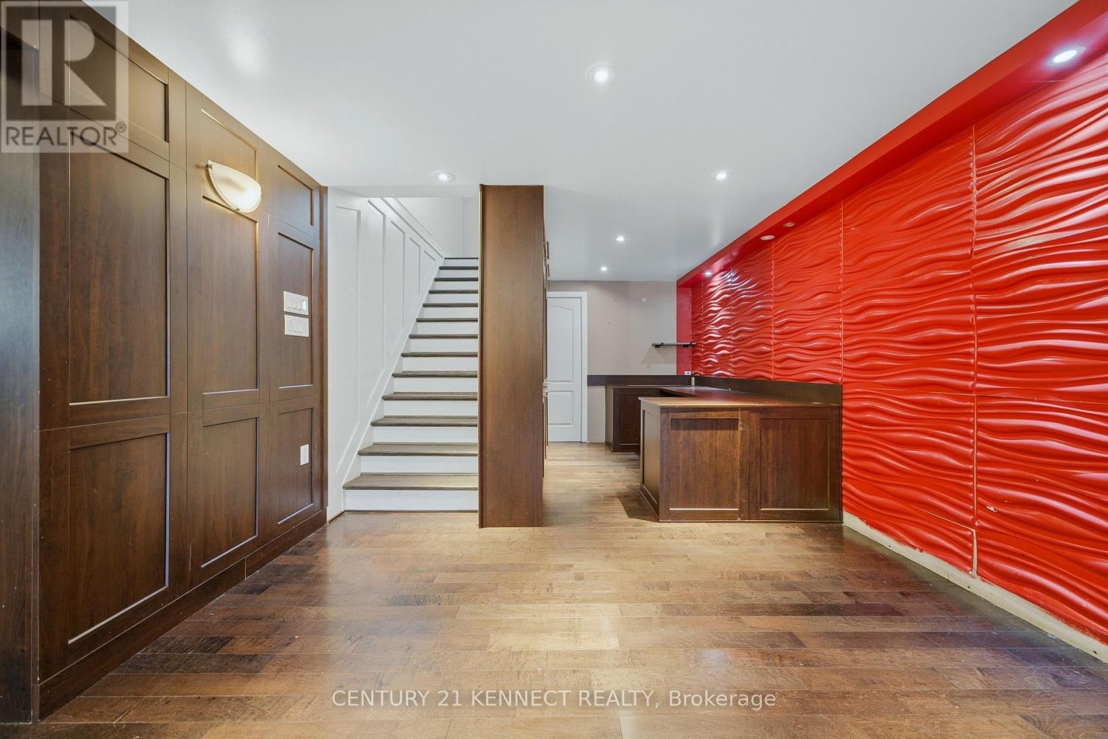 6 LAING COURT - 36