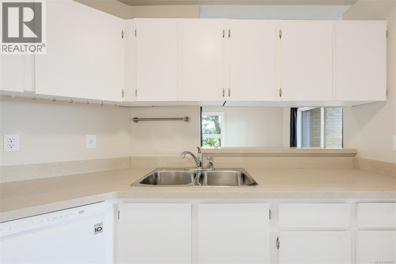 201 4030 Quadra Street, Saanich