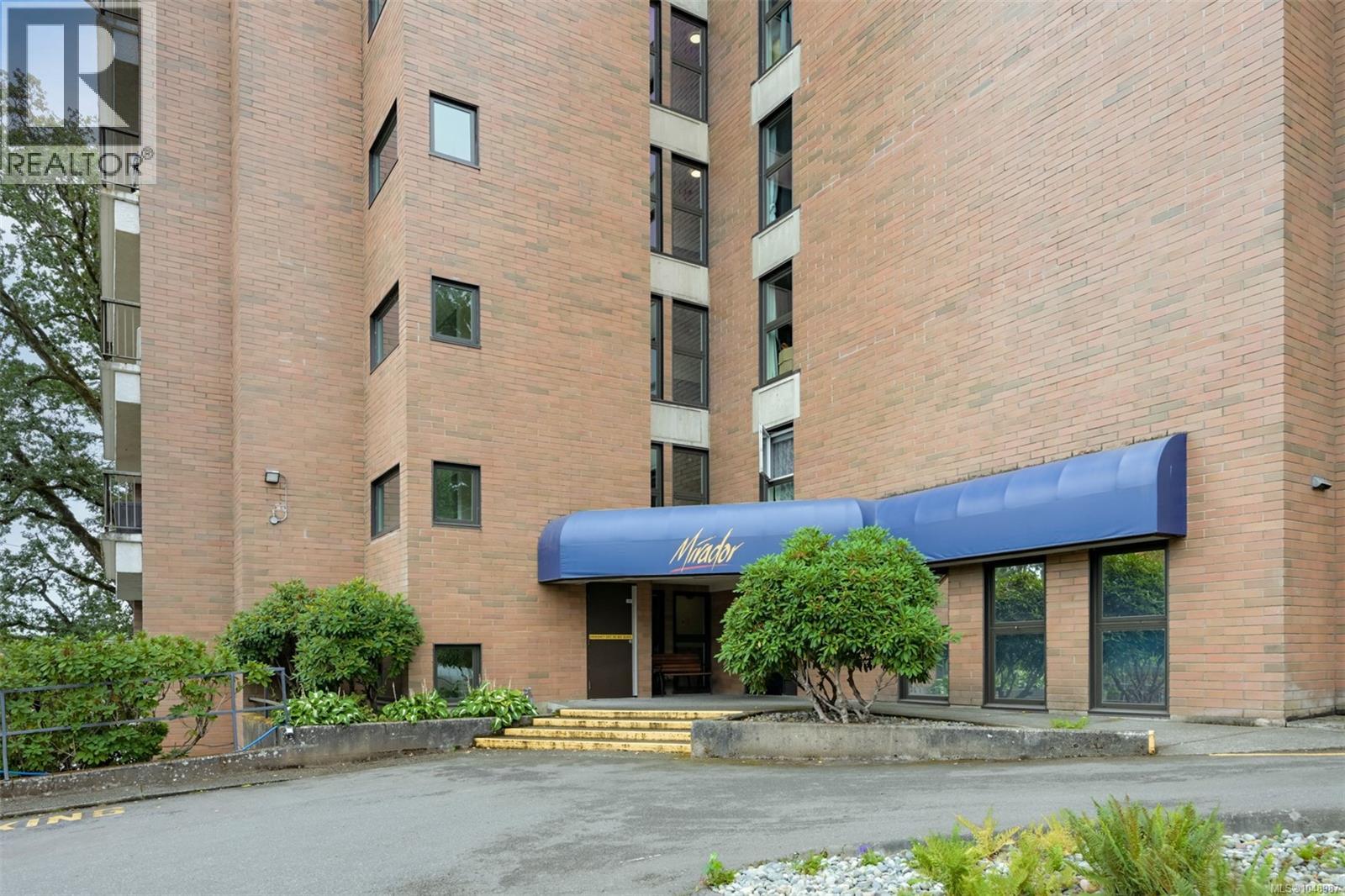 #201 4030 Quadra St - 2