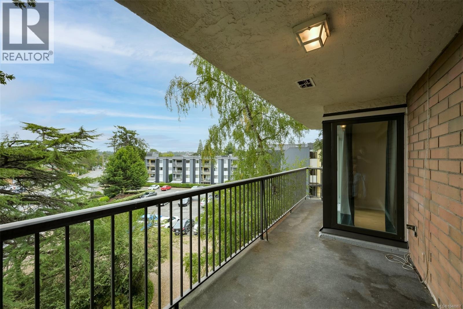 #201 4030 Quadra St - 26