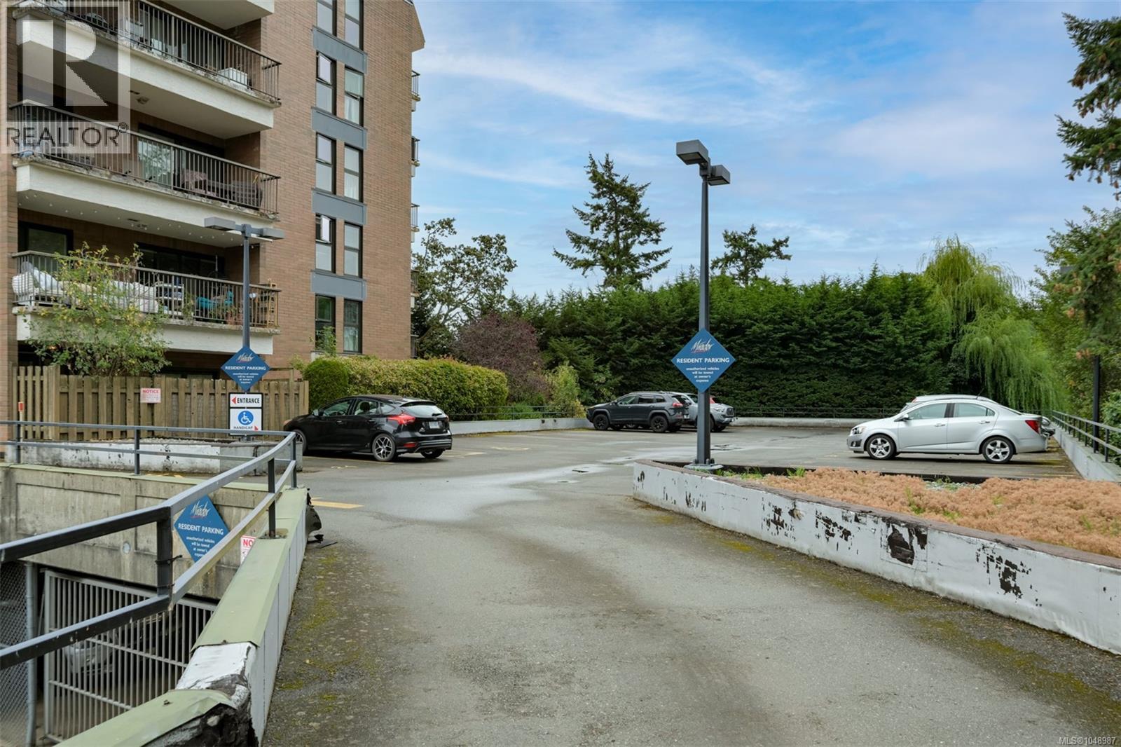 #201 4030 Quadra St - 42
