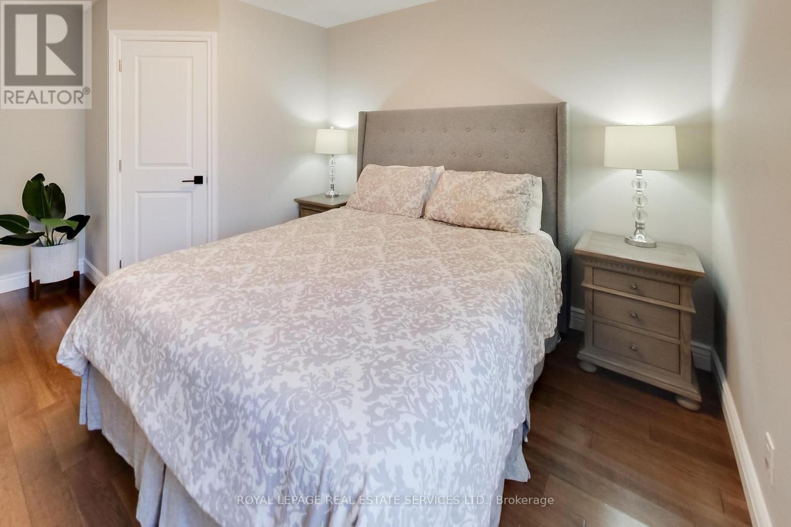 21 PARKER AVENUE - 8