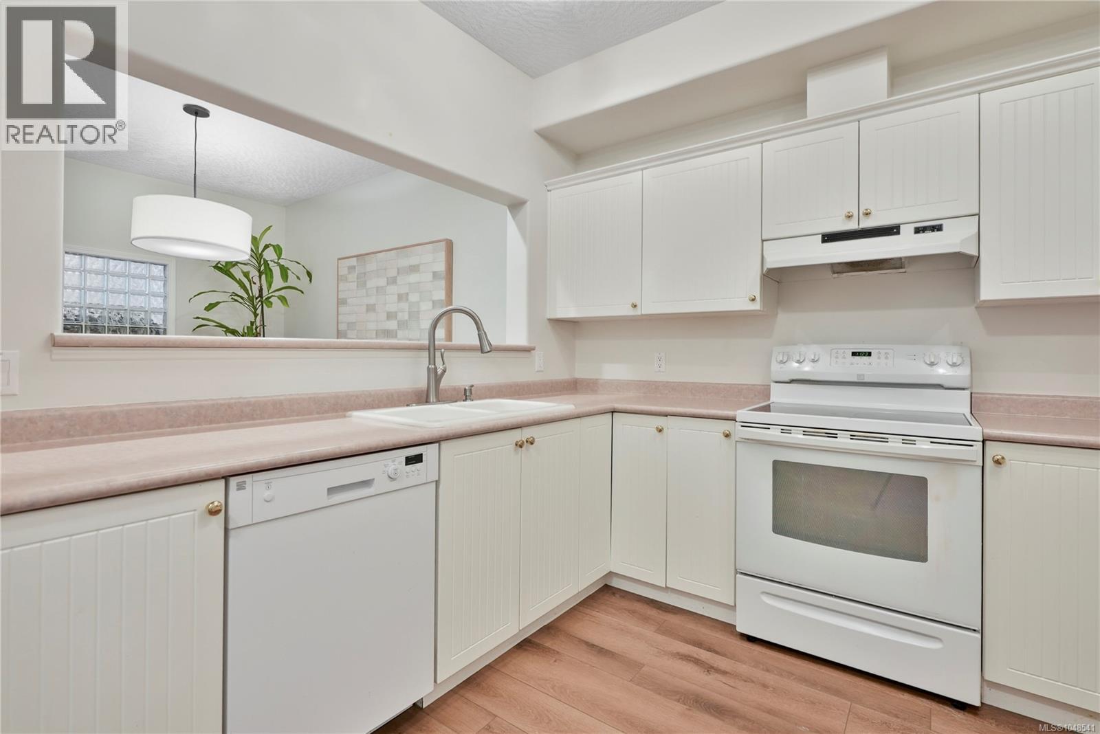 25 4525 Wilkinson Road, Saanich