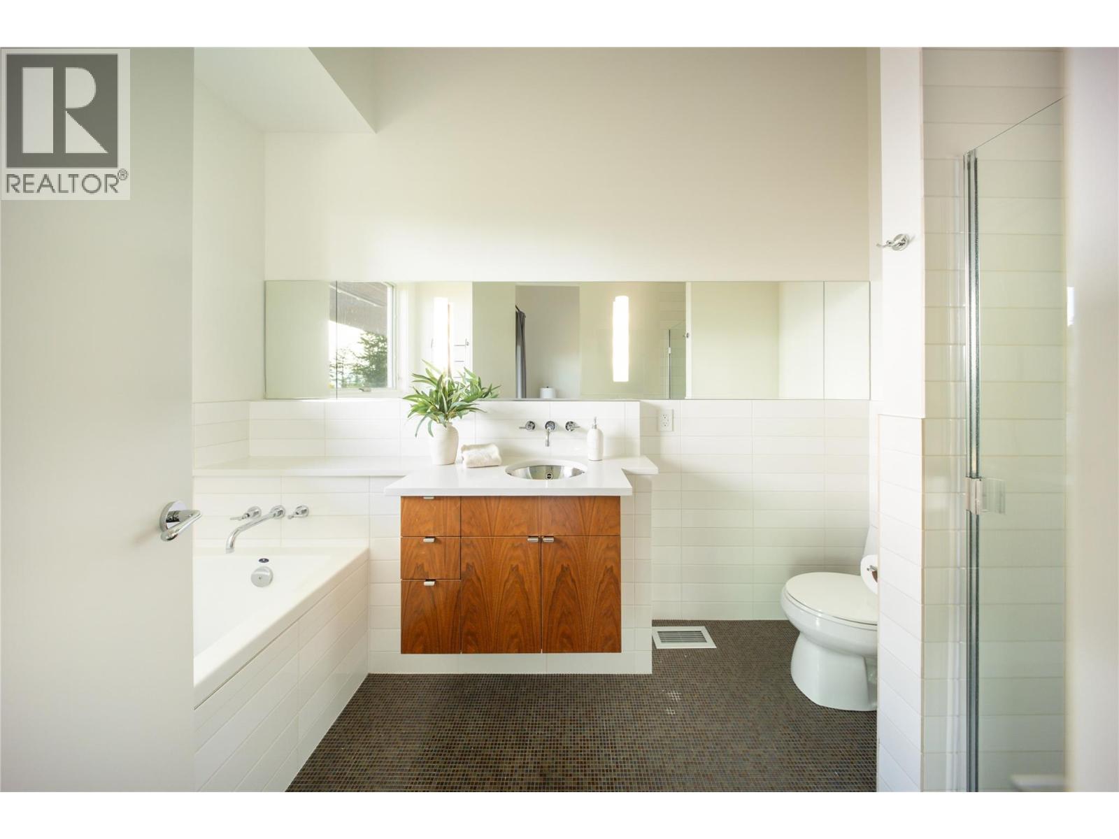  4840 LAKESHORE Road, Kelowna