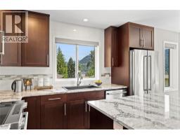Kitchen - 2934 Juniper Crescent, Sorrento, BC V0E2W2 Photo 15