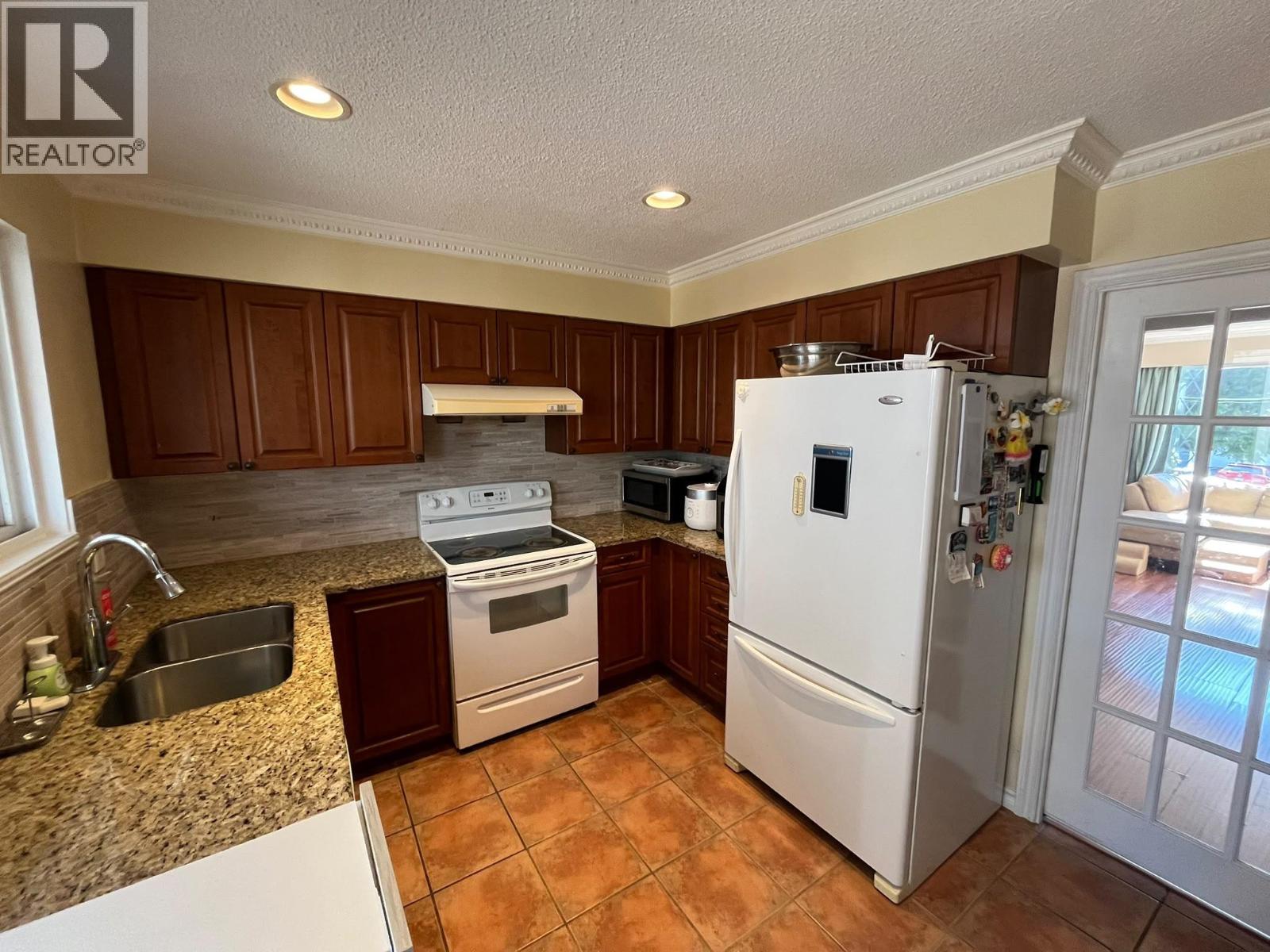 5 Bed, 3 Bath House for Rent in Coquitlam – 1975 1975 WILTSHIRE AVENUE, Coquitlam – MLS# R3162653 - Image 3