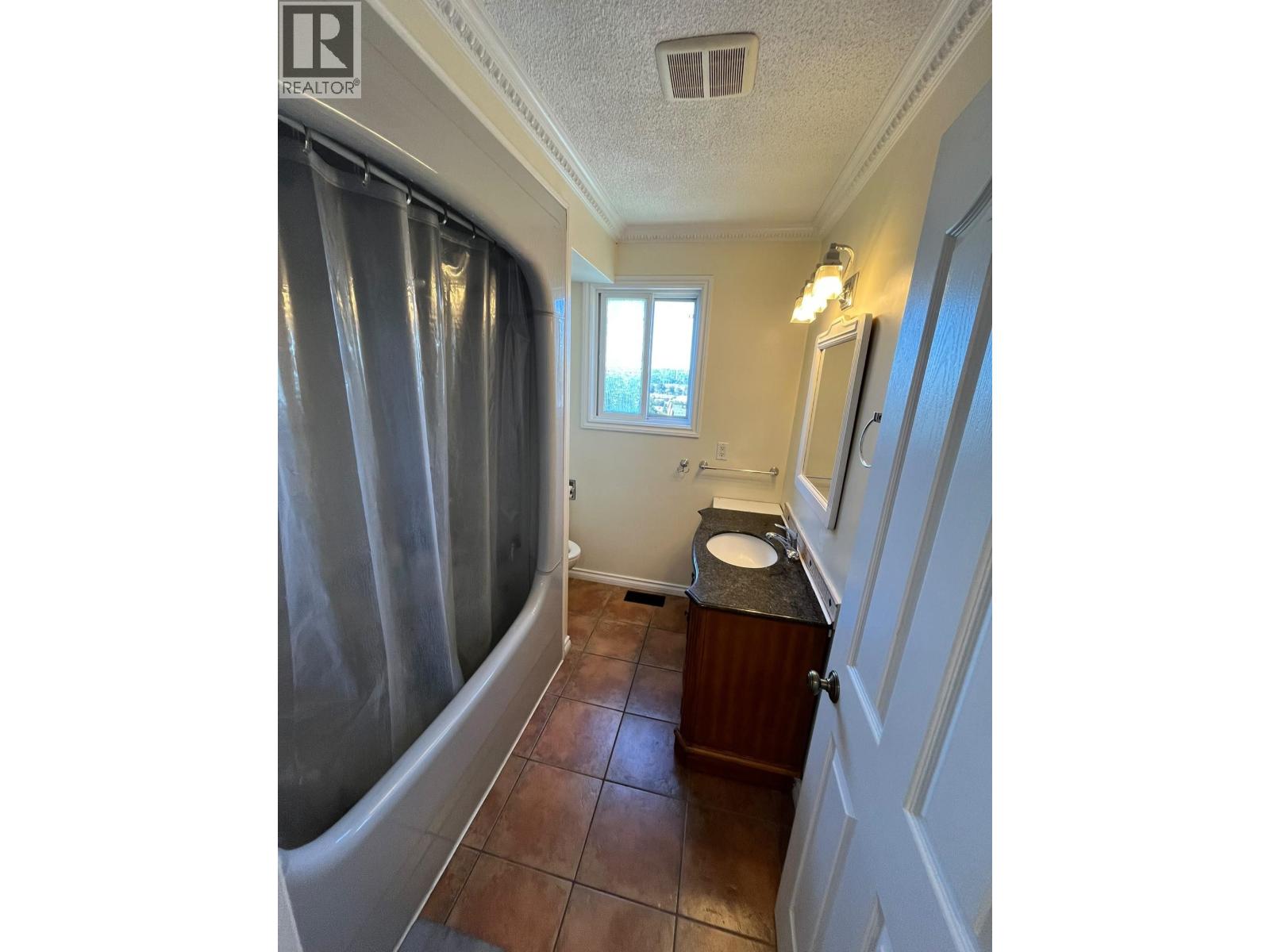 5 Bed, 3 Bath House for Rent in Coquitlam – 1975 1975 WILTSHIRE AVENUE, Coquitlam – MLS# R3162653 - Image 6