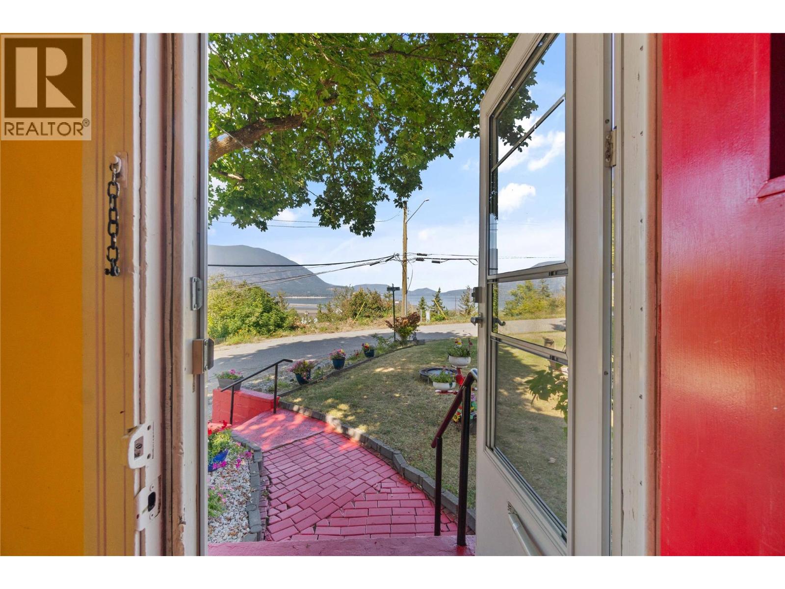 730 9 Avenue NE, Salmon Arm