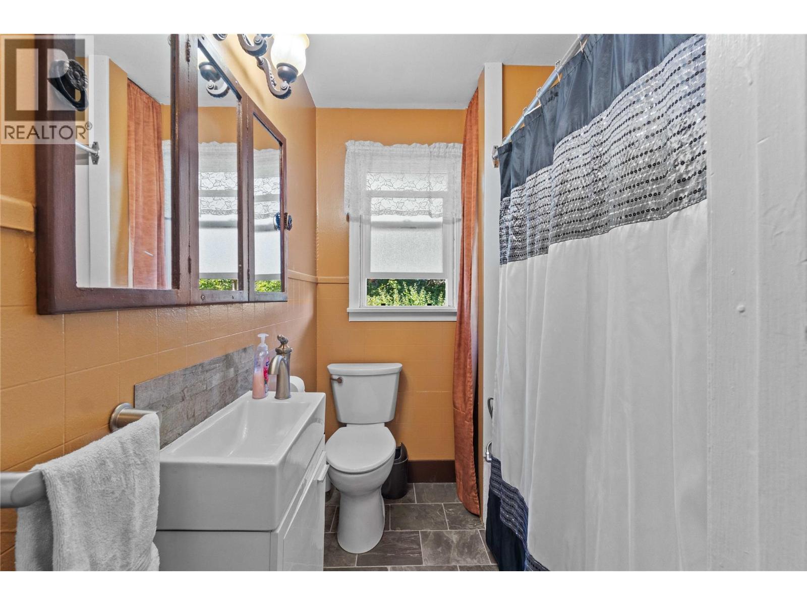 730 9 Avenue NE, Salmon Arm