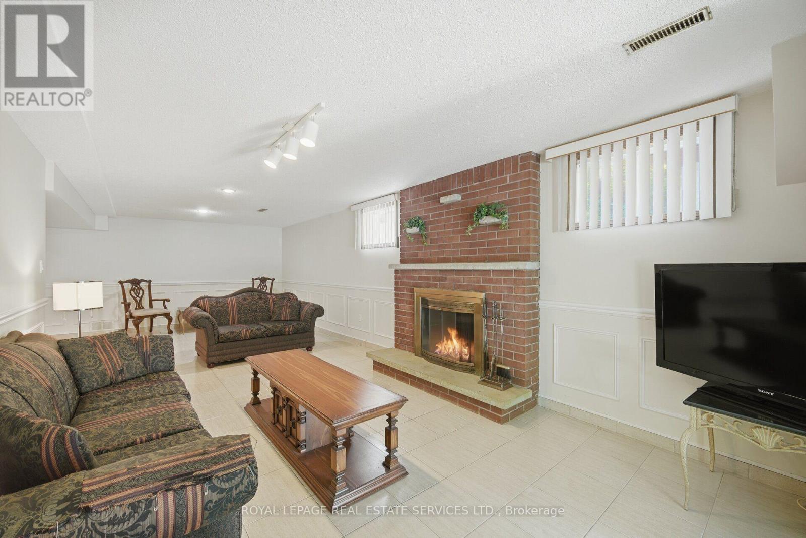 124 STILECROFT DRIVE - 34