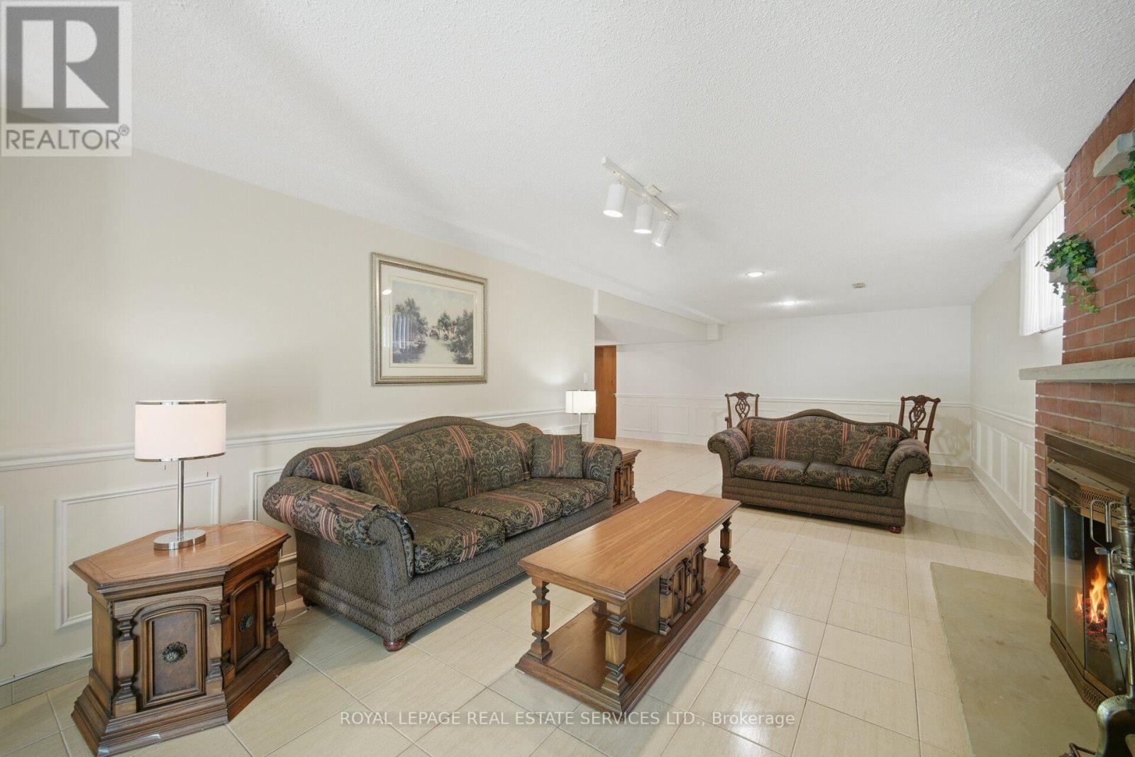 124 STILECROFT DRIVE - 35