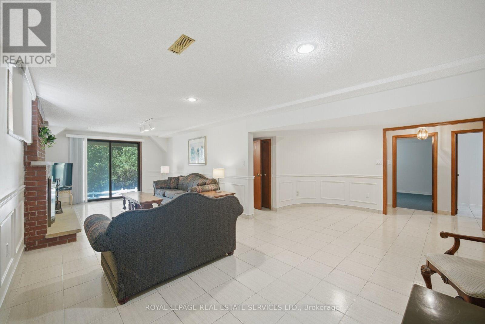 124 STILECROFT DRIVE - 36