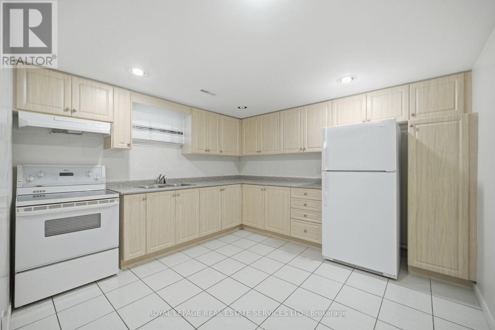 124 STILECROFT DRIVE - 37
