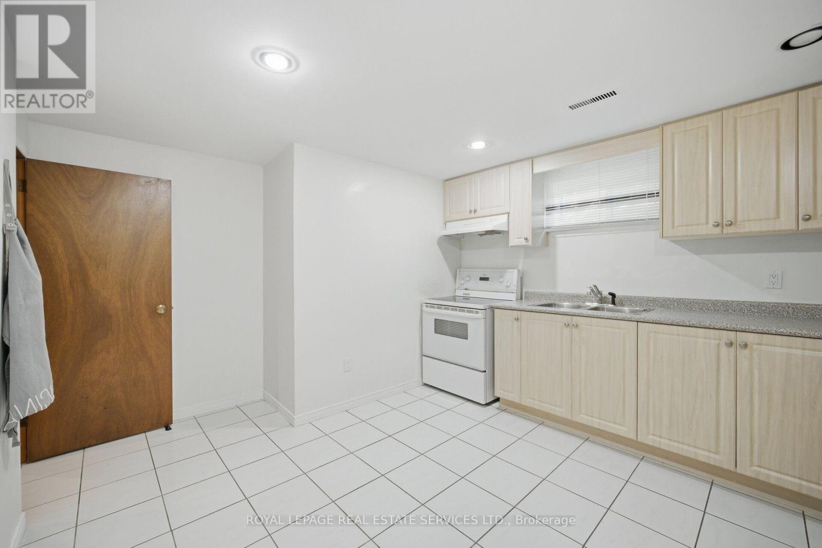 124 STILECROFT DRIVE - 39
