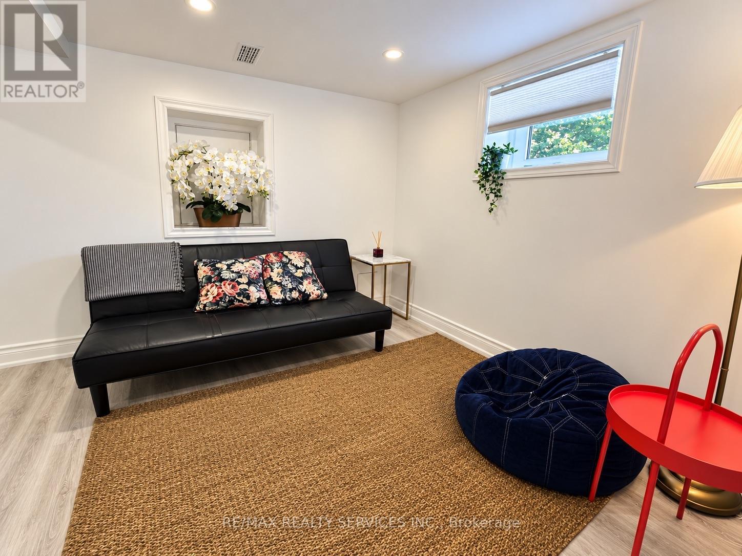 21 MCINTOSH AVENUE - 28