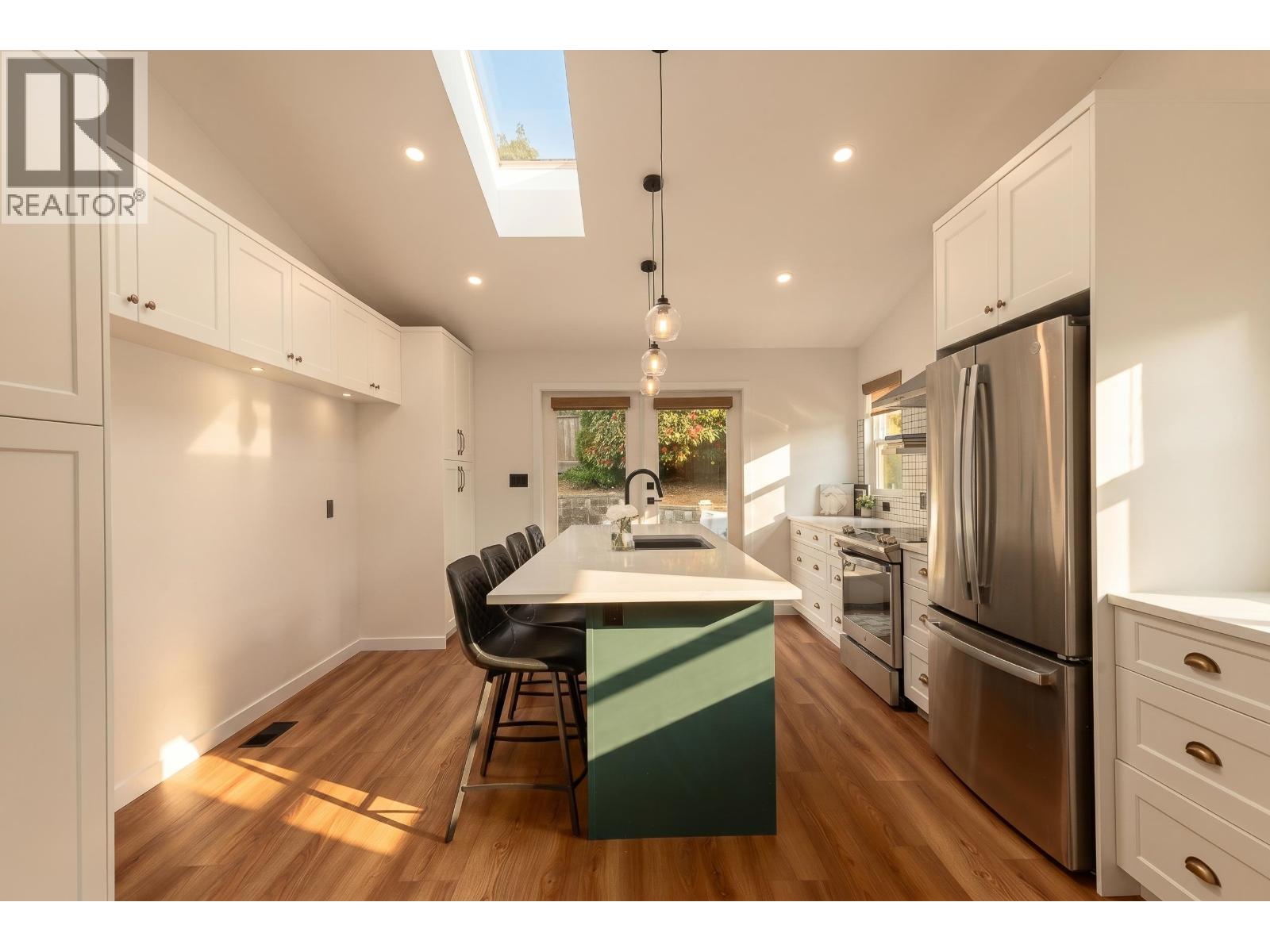 8029 WESTLAKE STREET, Burnaby — photo 2