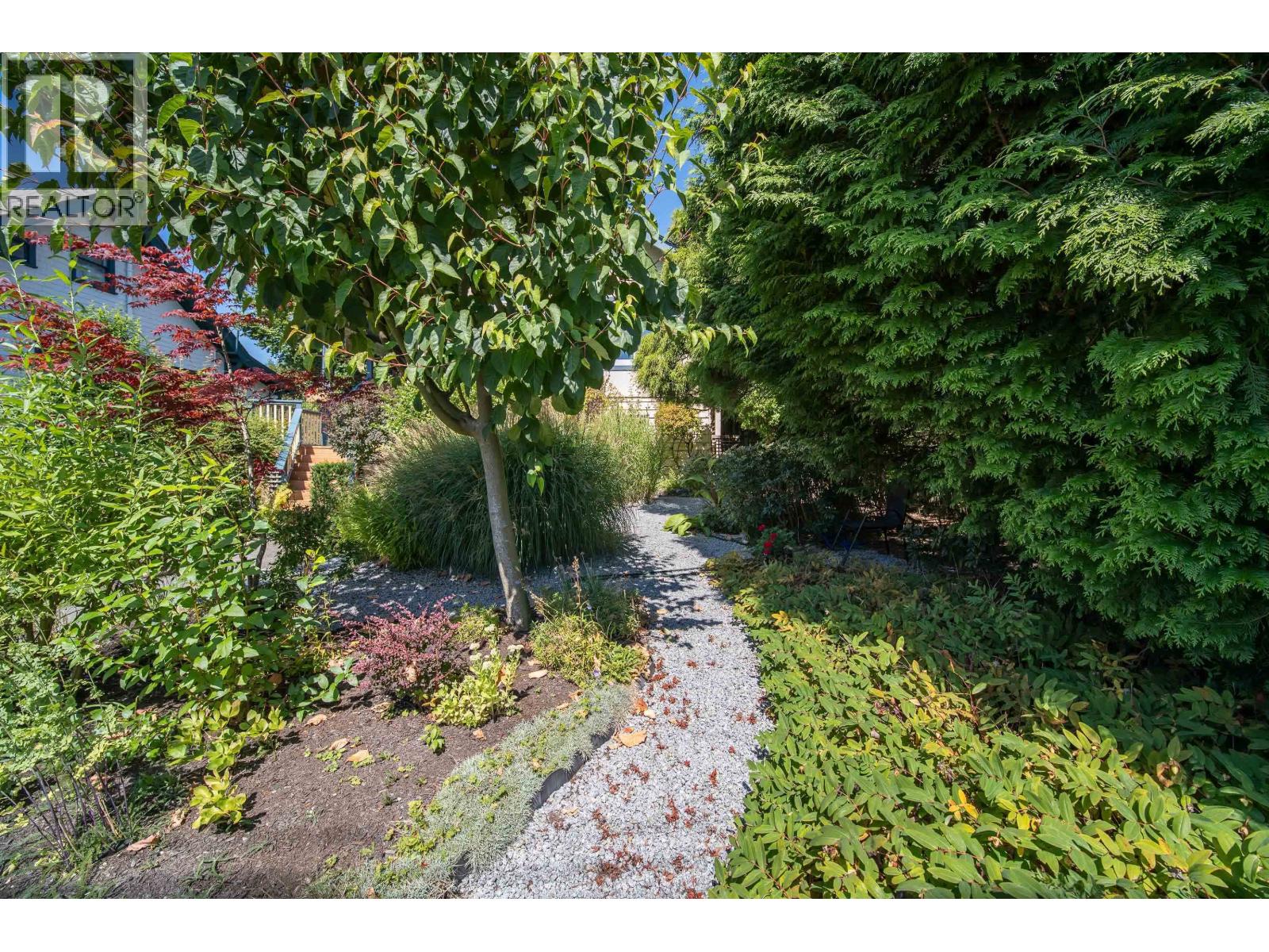 114 W KINGS ROAD, North Vancouver — photo 5