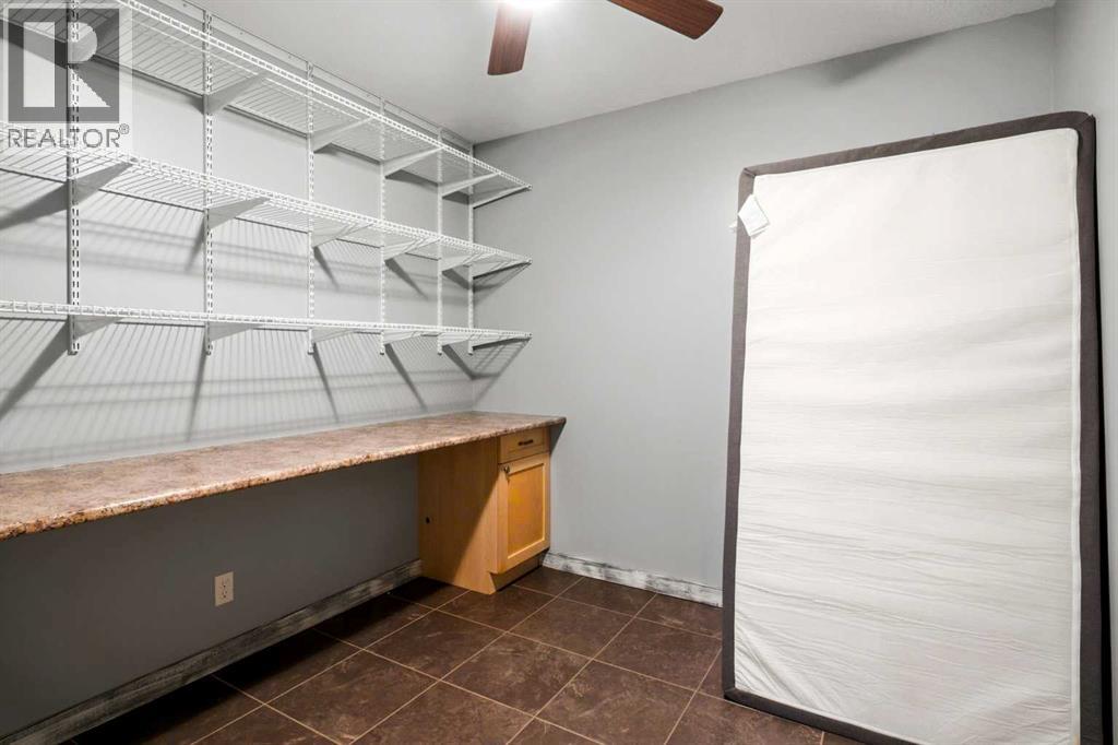Hobby room or office