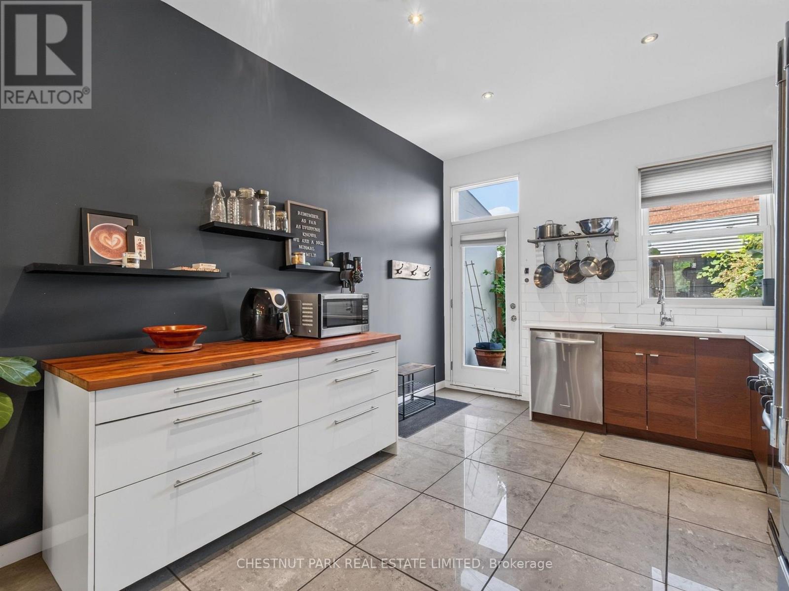 28 ROBINSON STREET - 16